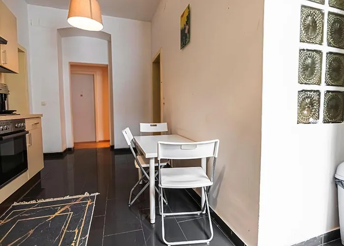 Near Danube And Lorenz Boehler - Stylish Private With Shared Garden, Tv & Wifi דירה וינה