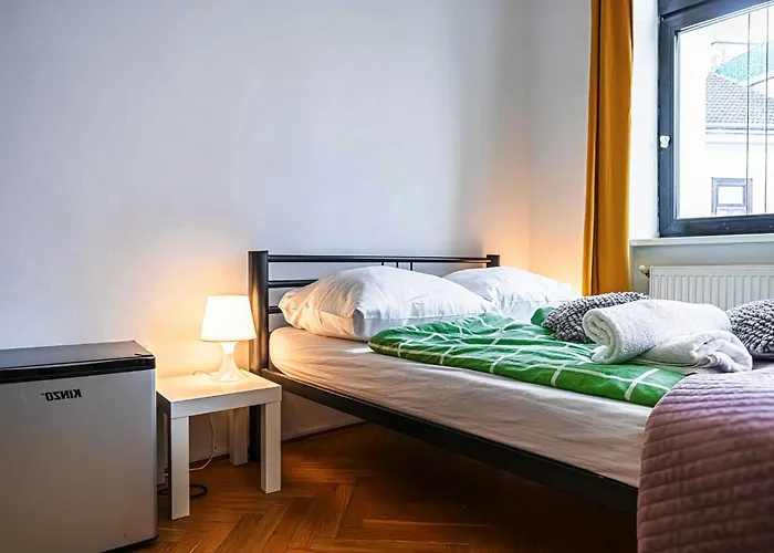 Near Danube And Lorenz Boehler - Stylish Private With Shared Garden, Tv & Wifi * וינה