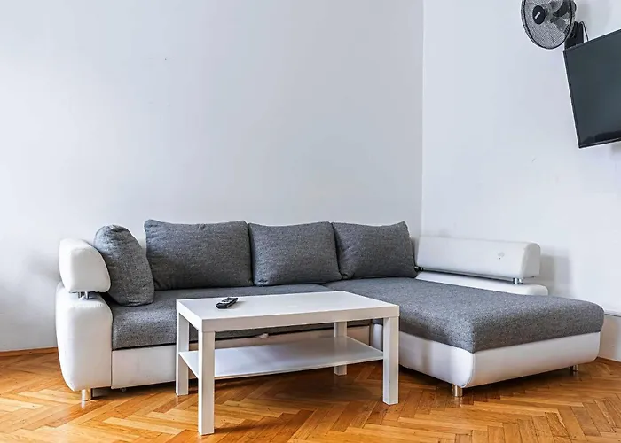 Near Danube And Lorenz Boehler - Stylish Private With Shared Garden, Tv & Wifi דירה