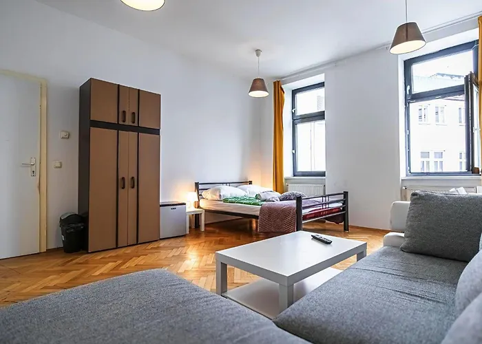 דירה Near Danube And Lorenz Boehler - Stylish Private With Shared Garden, Tv & Wifi וינה