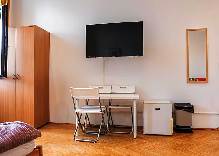 Near Danube And Lorenz Boehler - Stylish Private With Shared Garden, Tv & Wifi *