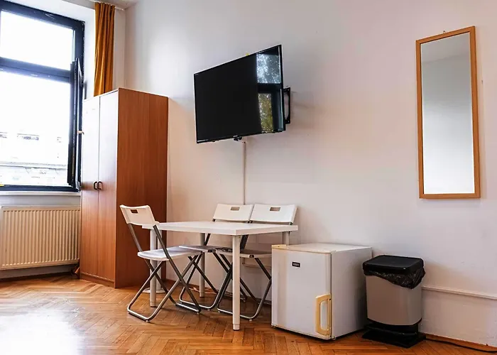 Near Danube And Lorenz Boehler - Stylish Private With Shared Garden, Tv & Wifi וינה