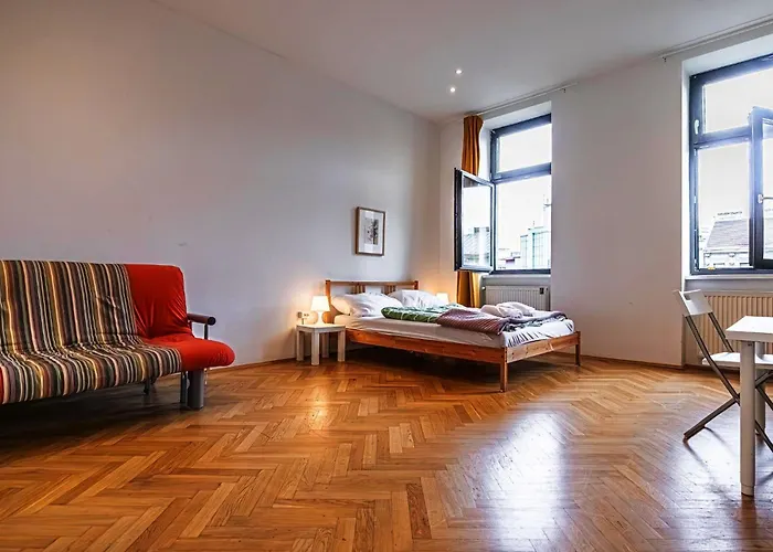 Near Danube And Lorenz Boehler - Stylish Private With Shared Garden, Tv & Wifi דירה *