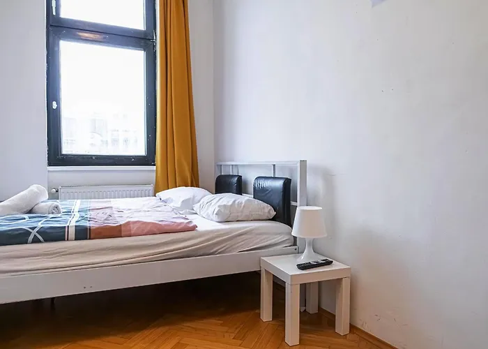 Near Danube And Lorenz Boehler - Stylish Private With Shared Garden, Tv & Wifi