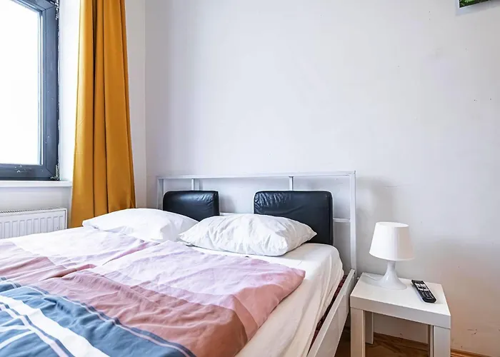 Near Danube And Lorenz Boehler - Stylish Private With Shared Garden, Tv & Wifi *