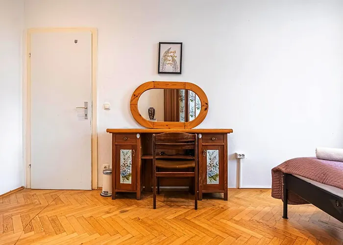 Near Danube And Lorenz Boehler - Stylish Private With Shared Garden, Tv & Wifi דירה