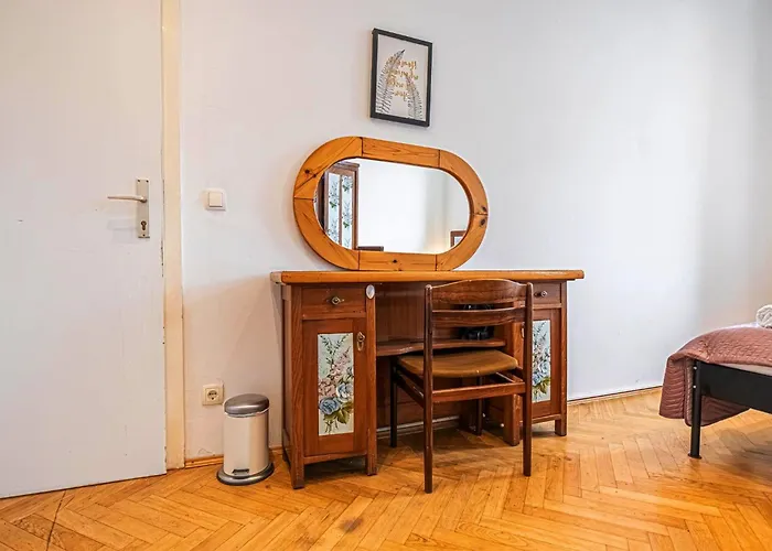 Near Danube And Lorenz Boehler - Stylish Private With Shared Garden, Tv & Wifi
