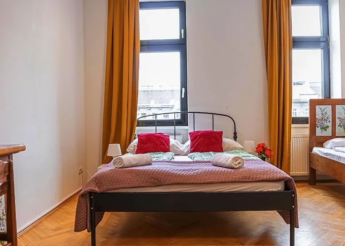 Near Danube And Lorenz Boehler - Stylish Private With Shared Garden, Tv & Wifi דירה *