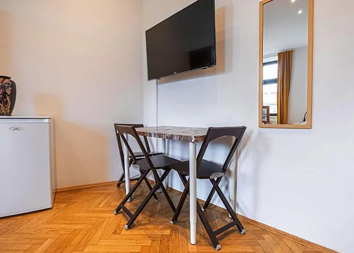 Near Danube And Lorenz Boehler - Stylish Private With Shared Garden, Tv & Wifi דירה *