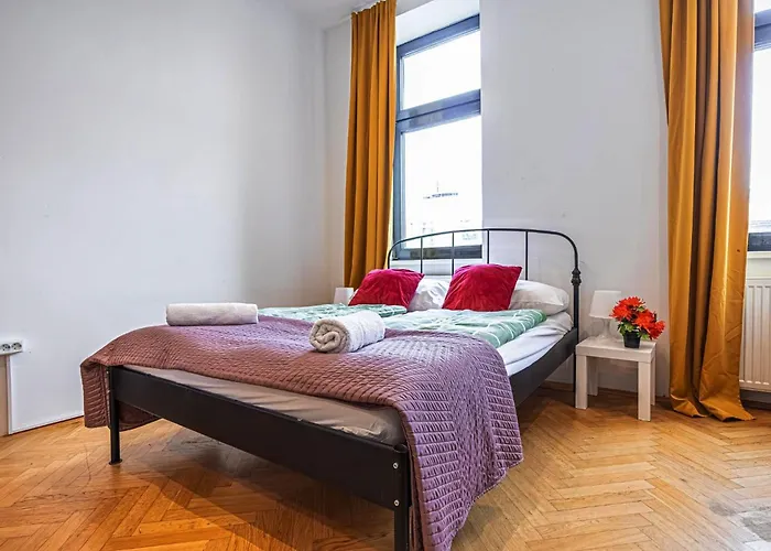 Near Danube And Lorenz Boehler - Stylish Private With Shared Garden, Tv & Wifi דירה