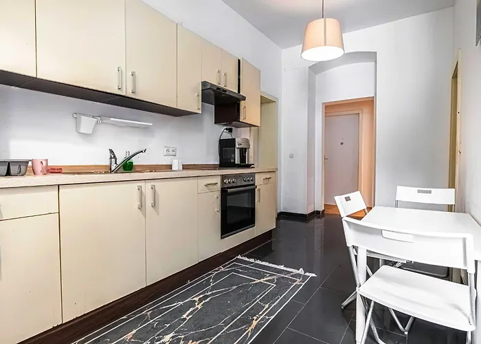 Near Danube And Lorenz Boehler - Stylish Private With Shared Garden, Tv & Wifi דירה *