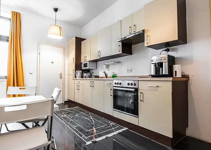 Near Danube And Lorenz Boehler - Stylish Private With Shared Garden, Tv & Wifi דירה
