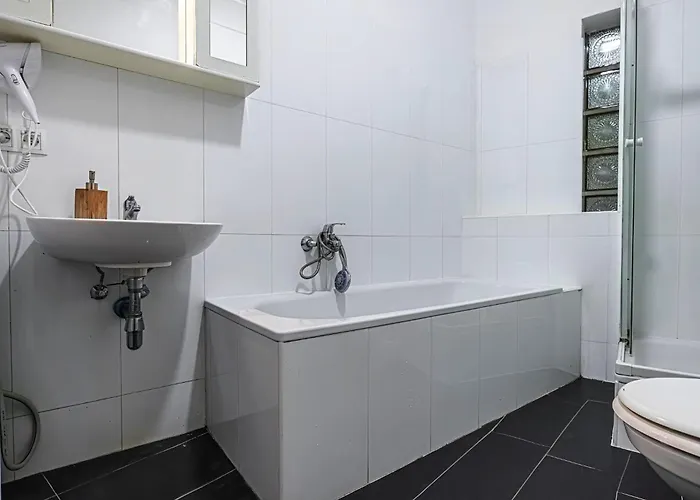 Near Danube And Lorenz Boehler - Stylish Private With Shared Garden, Tv & Wifi * וינה