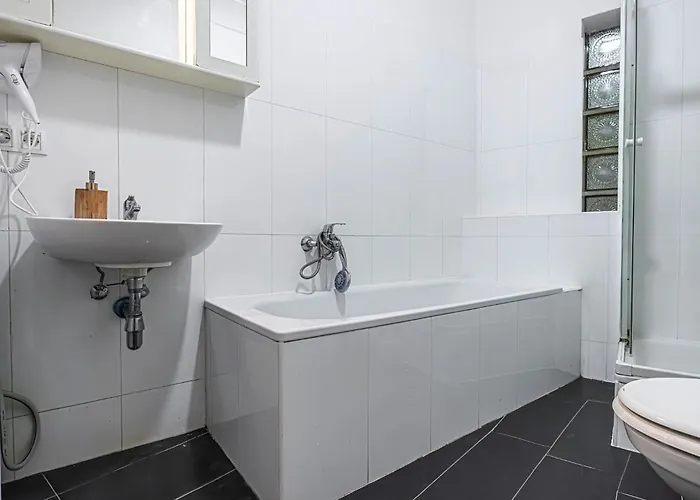 Near Danube And Lorenz Boehler - Stylish Private With Shared Garden, Tv & Wifi * וינה