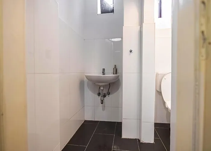 Near Danube And Lorenz Boehler - Stylish Private With Shared Garden, Tv & Wifi דירה *