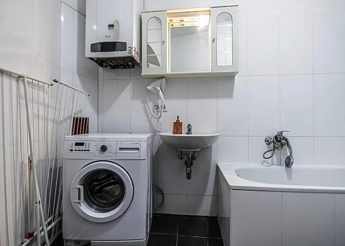 Near Danube And Lorenz Boehler - Stylish Private With Shared Garden, Tv & Wifi דירה וינה