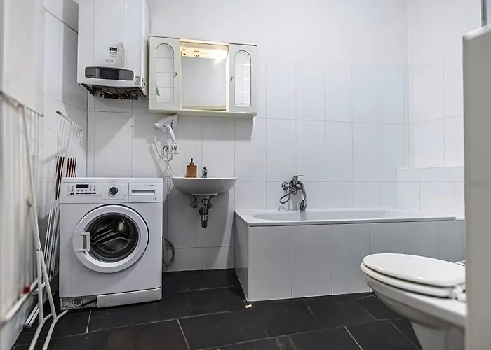 Near Danube And Lorenz Boehler - Stylish Private With Shared Garden, Tv & Wifi דירה *