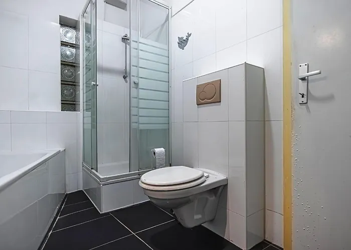 Near Danube And Lorenz Boehler - Stylish Private With Shared Garden, Tv & Wifi
