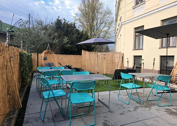 Near Danube And Lorenz Boehler - Stylish Private With Shared Garden, Tv & Wifi דירה וינה